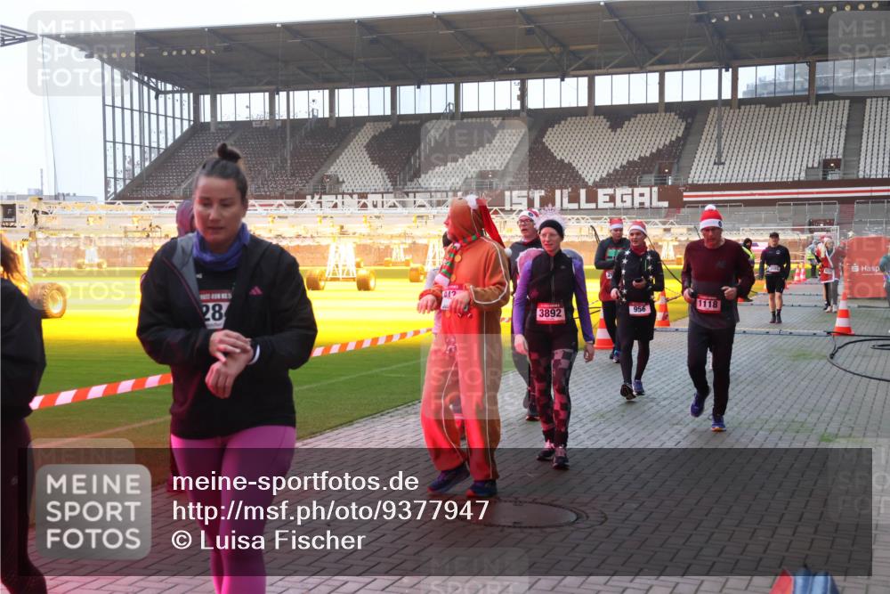 07.12.2025 - St. Pauli X-Mass-Run No. 15 Luisa Fischer http://msf.ph/oto/9377947 07.12.2025 10:03:29 Ziel 15, 012, 28, 3892, 26, 956, 1118, 3580, 177, 442, 443, 460, 885, 918, 936, 943, 956, 963, 965, 1118, 1314, 1594, 2505, 2510, 2514, 2682, 2780, 2781, 2908, 2973, 2975, 3284, 3417, 3518, 3892 meine-sportfotos.de
