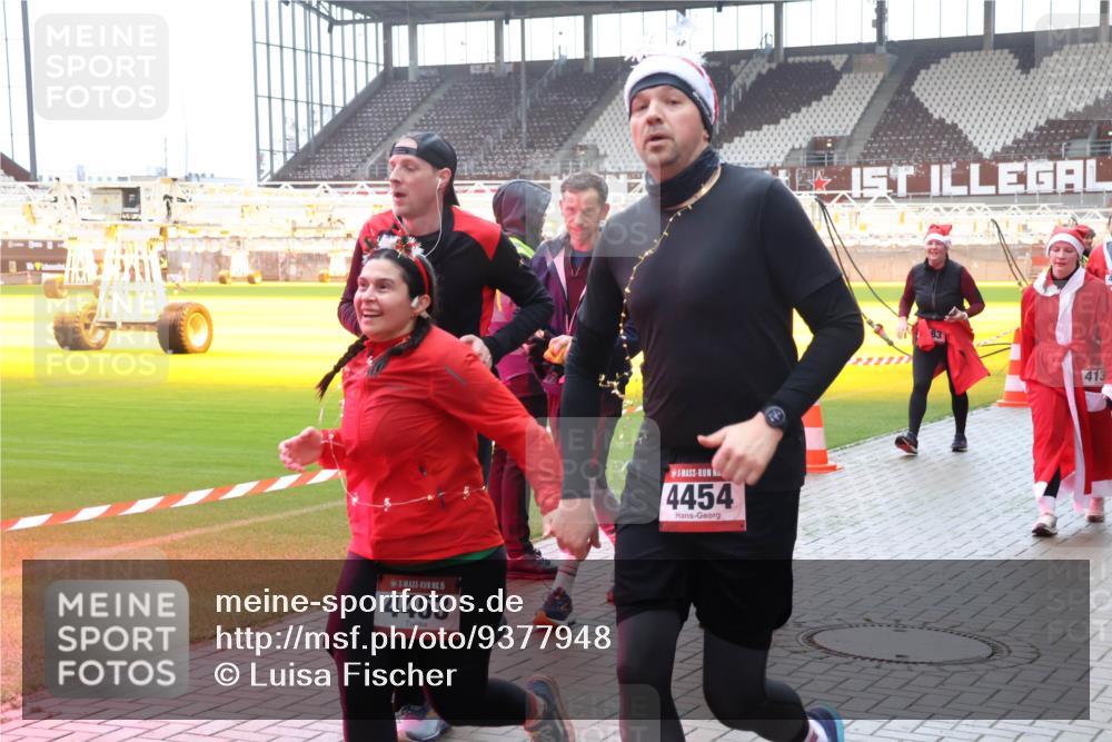 07.12.2025 - St. Pauli X-Mass-Run No. 15 Luisa Fischer http://msf.ph/oto/9377948 07.12.2025 10:28:34 Ziel 15, 4453, 4454, 413, 412, 1507, 1717, 1742, 1745, 2060, 2101, 2188, 2526, 2723, 3395, 3412, 3413, 3454, 3458, 3472, 3713, 3727, 3729, 3730, 3879, 3881, 3883, 4064, 4065, 4132, 4133, 4159, 4160, 4189, 4245, 4250, 4344, 4350, 4355, 4376, 4380, 4383, 4388, 4453, 4454, 4462, 4463, 4515, 4516, 4527, 4538, 4697, 4698, 4700, 4701, 4702, 4704, 4706, 4707, 4708, 4710, 4875 meine-sportfotos.de