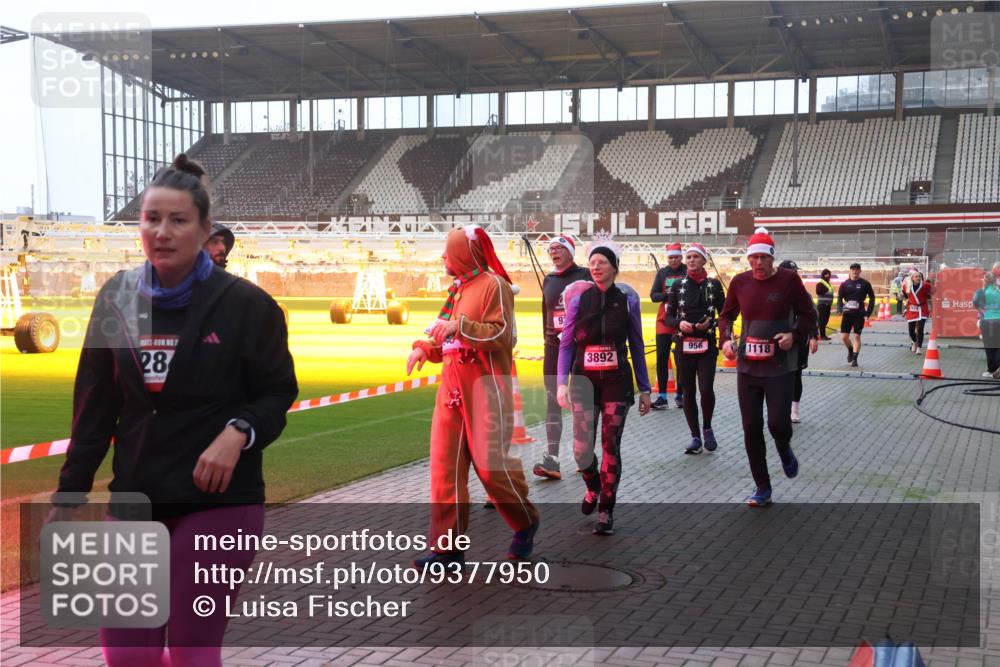 07.12.2025 - St. Pauli X-Mass-Run No. 15 Luisa Fischer http://msf.ph/oto/9377950 07.12.2025 10:03:29 Ziel 28, 3892, 956, 1118, 177, 442, 443, 460, 885, 918, 936, 943, 956, 963, 965, 1118, 1314, 1594, 2505, 2510, 2514, 2682, 2780, 2781, 2908, 2973, 2975, 3284, 3417, 3518, 3892 meine-sportfotos.de