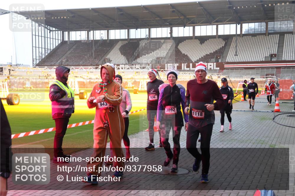 07.12.2025 - St. Pauli X-Mass-Run No. 15 Luisa Fischer http://msf.ph/oto/9377958 07.12.2025 10:03:31 Ziel 943, 936, 3892, 1118, 85, 3580, 177, 442, 443, 460, 885, 918, 936, 943, 956, 963, 965, 1118, 1314, 1594, 2505, 2682, 2780, 2781, 2908, 2973, 2975, 3284, 3417, 3518, 3892 meine-sportfotos.de