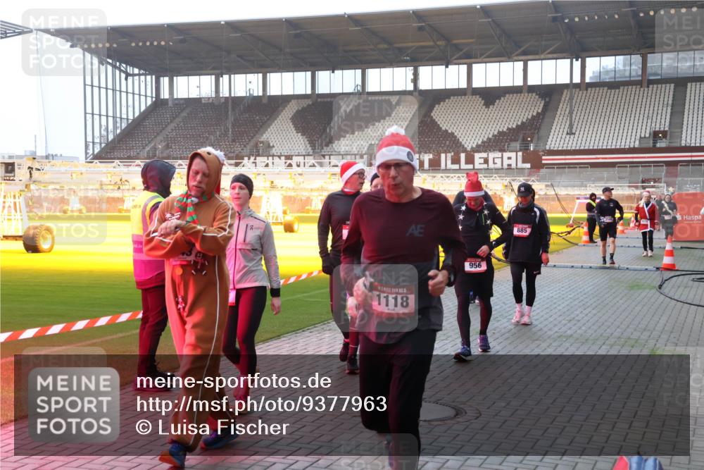 07.12.2025 - St. Pauli X-Mass-Run No. 15 Luisa Fischer http://msf.ph/oto/9377963 07.12.2025 10:03:31 Ziel 1118, 956, 885, 177, 442, 443, 460, 885, 918, 936, 943, 956, 963, 965, 1118, 1314, 1594, 2505, 2682, 2780, 2781, 2908, 2973, 2975, 3284, 3417, 3518, 3892 meine-sportfotos.de