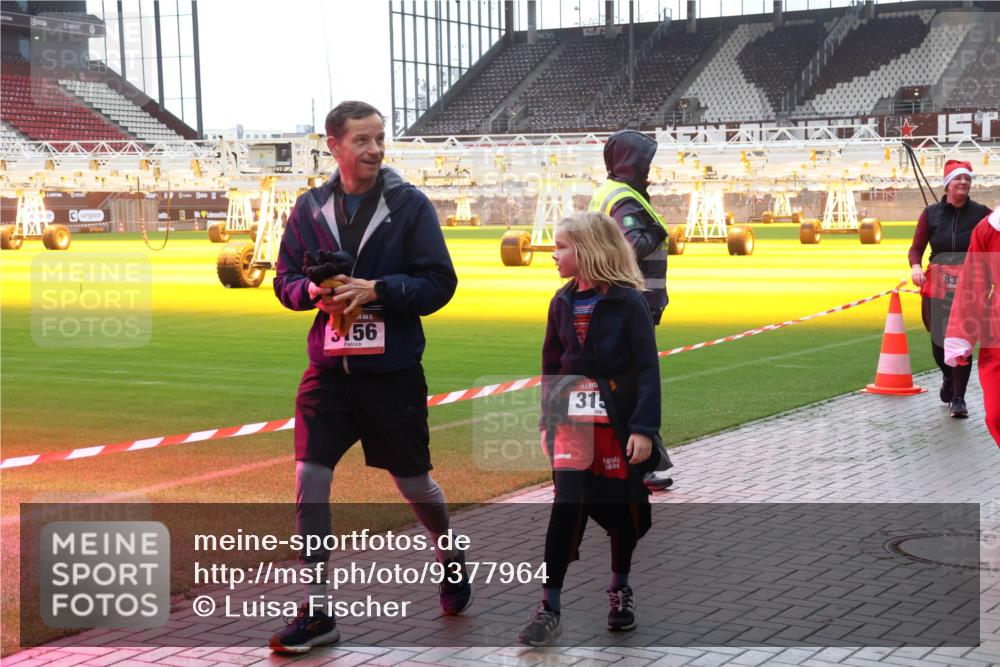 07.12.2025 - St. Pauli X-Mass-Run No. 15 Luisa Fischer http://msf.ph/oto/9377964 07.12.2025 10:28:35 Ziel 5, 3156, 31, 1000, 83, 412, 1507, 1717, 1742, 1745, 2060, 2101, 2188, 2526, 2723, 3395, 3412, 3413, 3454, 3458, 3472, 3713, 3727, 3729, 3730, 3879, 3881, 3883, 4037, 4064, 4065, 4132, 4133, 4159, 4160, 4189, 4245, 4250, 4344, 4350, 4355, 4376, 4380, 4383, 4388, 4453, 4454, 4462, 4463, 4515, 4516, 4527, 4538, 4697, 4698, 4700, 4701, 4702, 4704, 4706, 4707, 4708, 4710, 4875 meine-sportfotos.de