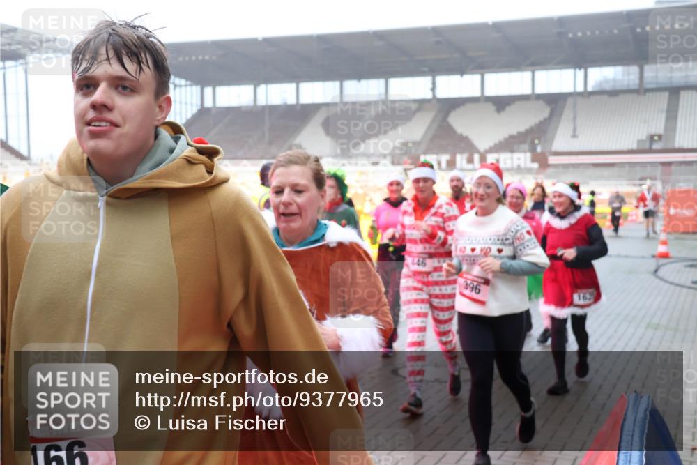07.12.2025 - St. Pauli X-Mass-Run No. 15 Luisa Fischer http://msf.ph/oto/9377965 07.12.2025 11:09:04 Ziel 15, 166, 146, 396, 100, 152, 155, 166, 335, 338, 341, 396, 446, 758, 784, 1078, 1170, 1184, 1412, xxxx, 1424, 1464, 1491, 1502, 1511, 1559, 1560, 1625, 1706, 2070, 2259, 2879, 2893, 2898, 4471, 4584, 4819, 4830 meine-sportfotos.de