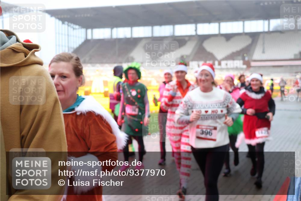 07.12.2025 - St. Pauli X-Mass-Run No. 15 Luisa Fischer http://msf.ph/oto/9377970 07.12.2025 11:09:04 Ziel 396, 100, 152, 155, 166, 335, 338, 341, 396, 446, 758, 784, 1078, 1170, 1184, 1412, xxxx, 1424, 1464, 1491, 1502, 1511, 1559, 1560, 1625, 1706, 2070, 2259, 2879, 2893, 2898, 4471, 4584, 4819, 4830 meine-sportfotos.de