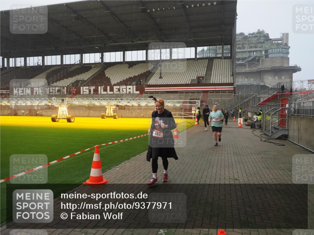 07.12.2025 - St. Pauli X-Mass-Run No. 15 Fabian Wolf http://msf.ph/oto/9377971 07.12.2025 10:06:36 Ziel 34, 150, 562, 1369, 1479, 1480, 1946, 3213, 3232, 3330, 3333, 3534, 3535, 3536, 3537, 3970, 3971, 4459 meine-sportfotos.de