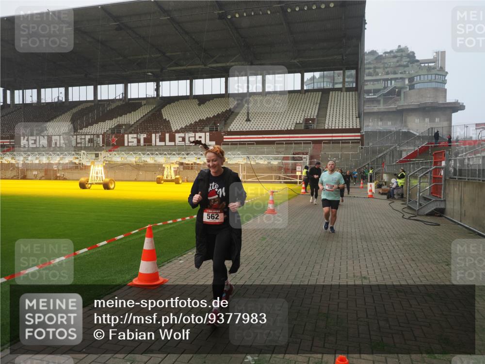 07.12.2025 - St. Pauli X-Mass-Run No. 15 Fabian Wolf http://msf.ph/oto/9377983 07.12.2025 10:06:37 Ziel 34, 150, 562, 1369, 1479, 1480, 1946, 3213, 3232, 3330, 3333, 3534, 3535, 3536, 3537, 3970, 3971, 4459 meine-sportfotos.de