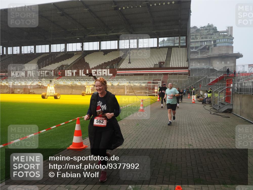 07.12.2025 - St. Pauli X-Mass-Run No. 15 Fabian Wolf http://msf.ph/oto/9377992 07.12.2025 10:06:37 Ziel 34, 150, 562, 1369, 1479, 1480, 1946, 3213, 3232, 3330, 3333, 3534, 3535, 3536, 3537, 3970, 3971, 4459 meine-sportfotos.de
