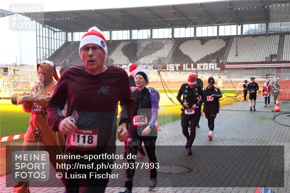 07.12.2025 - St. Pauli X-Mass-Run No. 15 Luisa Fischer http://msf.ph/oto/9377993 07.12.2025 10:03:32 Ziel 943, 15, 1118, 3892, 956, 8, 177, 442, 443, 460, 885, 918, 936, 943, 956, 963, 965, 1118, 1314, 1484, 1486, 1594, 2505, 2682, 2780, 2781, 2908, 2973, 2975, 3284, 3417, 3518, 3892 meine-sportfotos.de