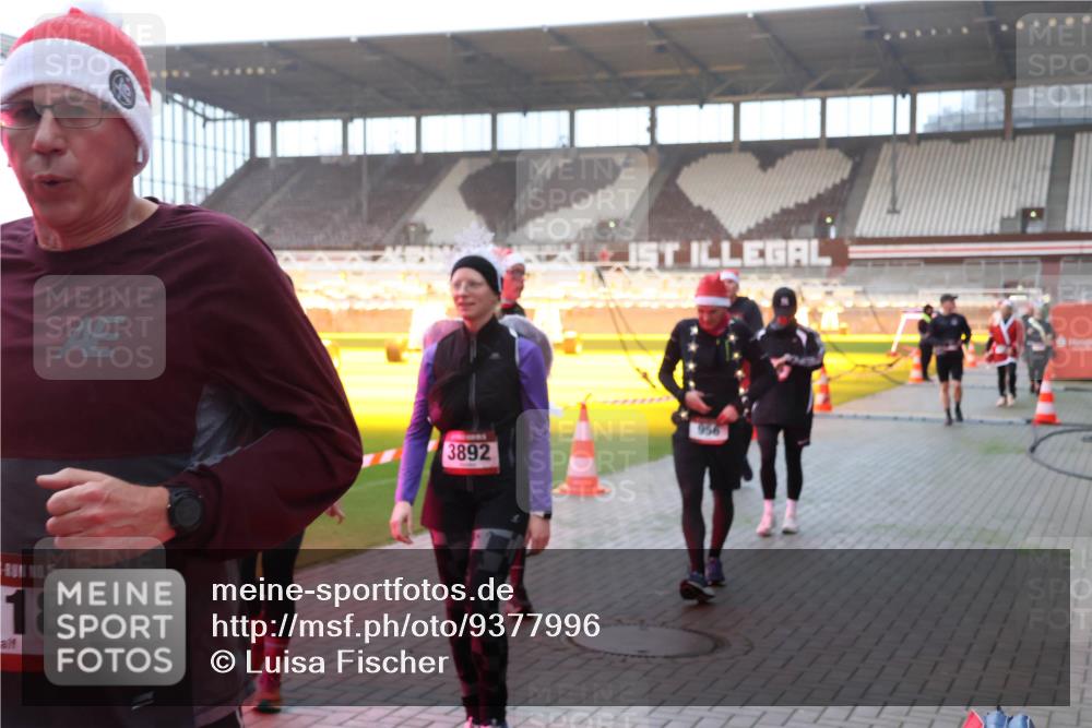 07.12.2025 - St. Pauli X-Mass-Run No. 15 Luisa Fischer http://msf.ph/oto/9377996 07.12.2025 10:03:32 Ziel 5, 18, 3892, 956, 177, 442, 443, 460, 885, 918, 936, 943, 956, 963, 965, 1118, 1314, 1484, 1486, 1594, 2505, 2682, 2780, 2781, 2908, 2973, 2975, 3284, 3417, 3518, 3892 meine-sportfotos.de