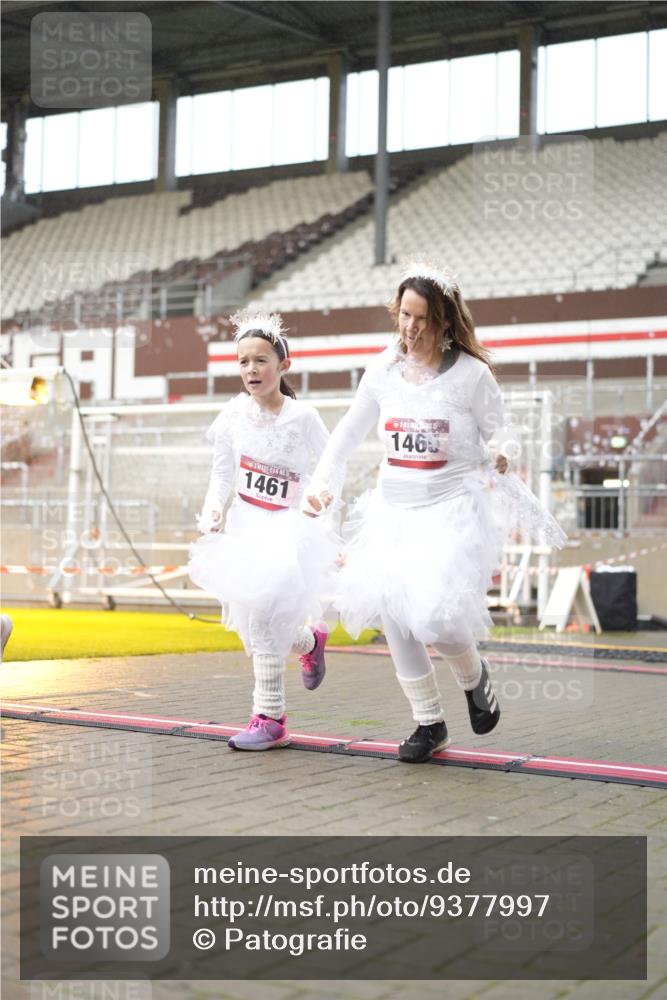 07.12.2025 - St. Pauli X-Mass-Run No. 15 Patografie http://msf.ph/oto/9377997 07.12.2025 10:08:58 Ziel 19, 786, 1176, 1461, 1465, 1570, 1575, 1576, 2126, 3300, 3484, 3891, 3904, 3907, 4066, 4067, 4068, 4113 meine-sportfotos.de