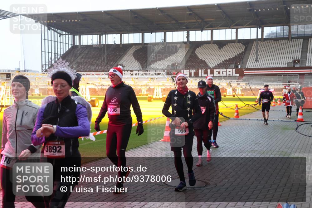 07.12.2025 - St. Pauli X-Mass-Run No. 15 Luisa Fischer http://msf.ph/oto/9378006 07.12.2025 10:03:34 Ziel 18, 15, 3892, 936, 956, 3629, 177, 442, 443, 460, 885, 918, 936, 943, 956, 963, 965, 1118, 1314, 1484, 1486, 1594, 2505, 2682, 2780, 2781, 2973, 2975, 3284, 3417, 3518, 3892, 4193, 4239 meine-sportfotos.de