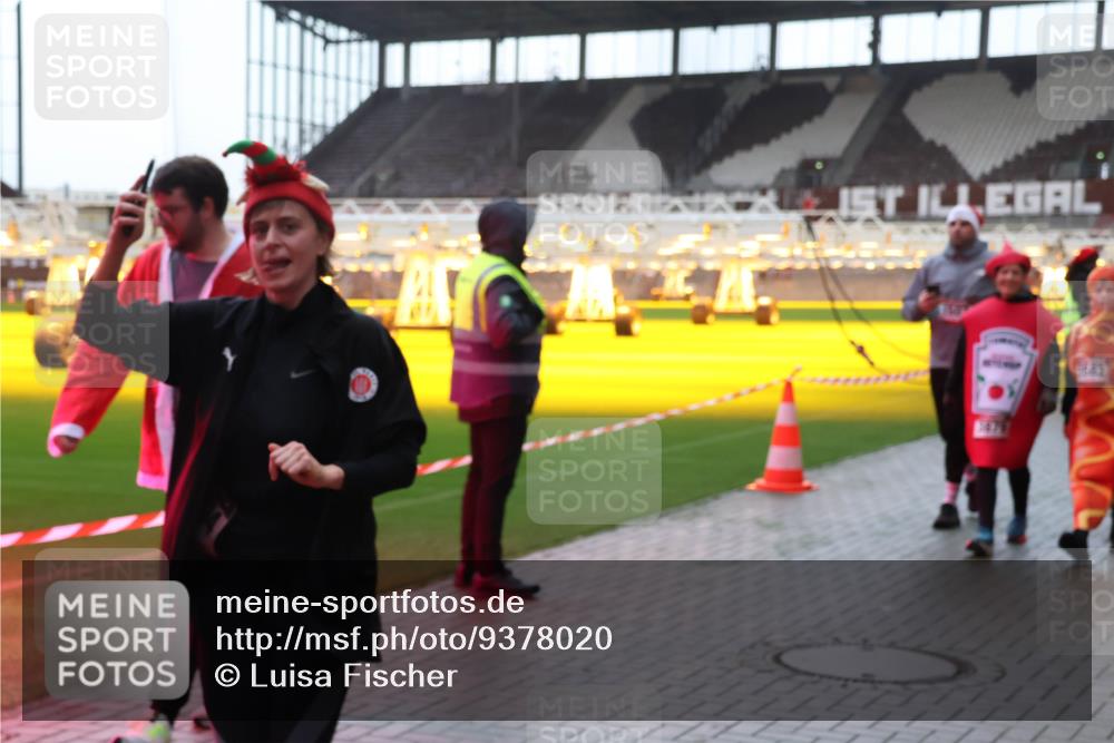 07.12.2025 - St. Pauli X-Mass-Run No. 15 Luisa Fischer http://msf.ph/oto/9378020 07.12.2025 10:28:42 Ziel 1002, 412, 1507, 1717, 1742, 1745, 2526, 2723, 2912, 2913, 3209, 3218, 3377, 3395, 3412, 3413, 3454, 3472, 3727, 3729, 3730, 3879, 3881, 3883, 4037, 4064, 4065, 4132, 4133, 4159, 4160, 4189, 4245, 4250, 4344, 4350, 4355, 4376, 4380, 4388, 4453, 4454, 4527, 4538, 4697, 4698, 4700, 4701, 4702, 4704, 4706, 4707, 4708, 4710, 4875 meine-sportfotos.de