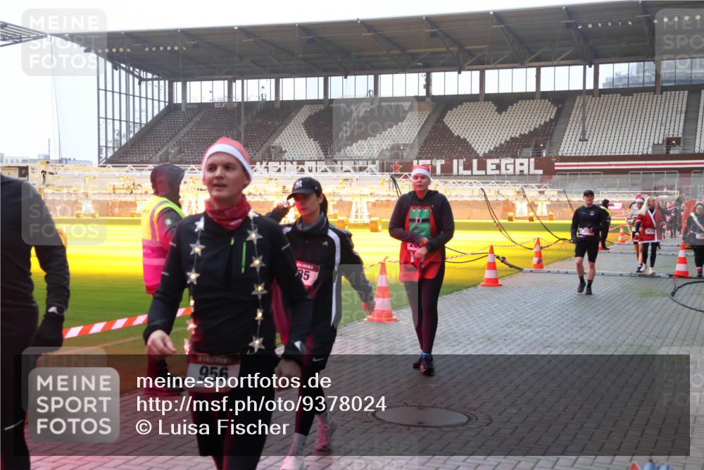 07.12.2025 - St. Pauli X-Mass-Run No. 15 Luisa Fischer http://msf.ph/oto/9378024 07.12.2025 10:03:36 Ziel 956, 85, 26, 177, 442, 443, 460, 885, 918, 936, 943, 956, 963, 965, 1118, 1314, 1484, 1486, 1594, 2505, 2682, 2780, 2781, 2973, 2975, 3284, 3417, 3518, 3892, 4193, 4239 meine-sportfotos.de