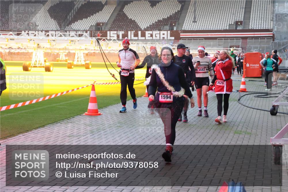 07.12.2025 - St. Pauli X-Mass-Run No. 15 Luisa Fischer http://msf.ph/oto/9378058 07.12.2025 10:03:45 Ziel 2975, 1594, 3582, 3629, 177, 214, 358, 442, 443, 460, 885, 918, 936, 940, 943, 956, 963, 965, 984, 1023, 1118, 1263, 1264, 1314, 1484, 1486, 1506, 1594, 1888, 2380, 2505, 2682, 2973, 2975, 3284, 3334, 3417, 4193, 4239, 4660, 4667, 4679, 4680 meine-sportfotos.de