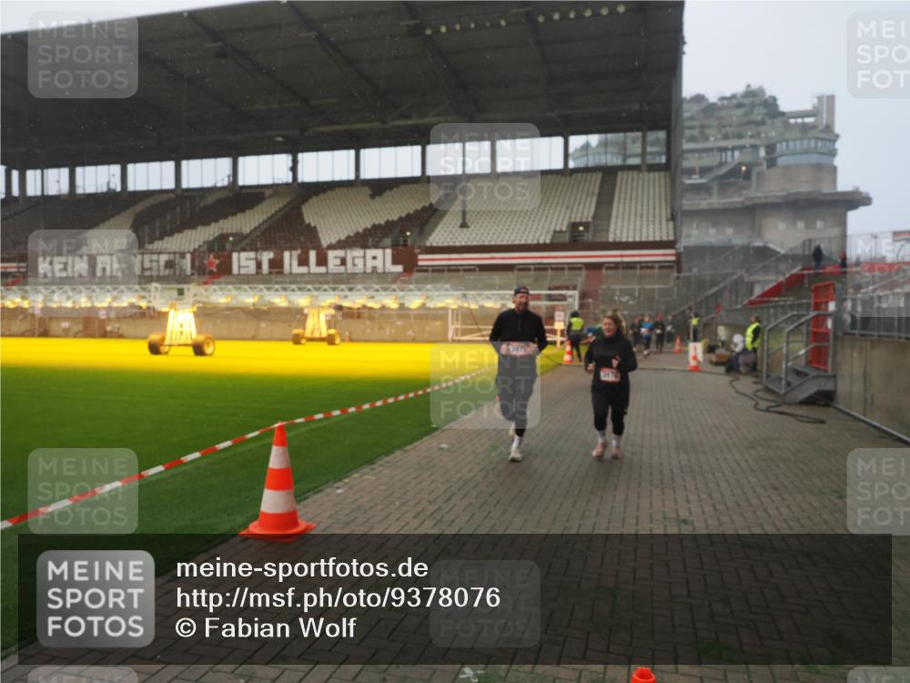 07.12.2025 - St. Pauli X-Mass-Run No. 15 Fabian Wolf http://msf.ph/oto/9378076 07.12.2025 10:06:40 Ziel 150, 562, 1479, 1480, 2129, 3213, 3232, 3330, 3333, 3534, 3535, 3536, 3537, 3970, 3971, 4459 meine-sportfotos.de