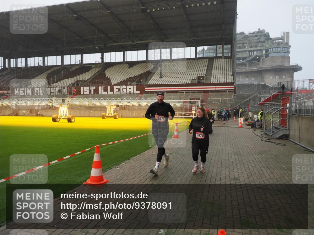 07.12.2025 - St. Pauli X-Mass-Run No. 15 Fabian Wolf http://msf.ph/oto/9378091 07.12.2025 10:06:40 Ziel 150, 562, 1479, 1480, 2129, 3213, 3232, 3330, 3333, 3534, 3535, 3536, 3537, 3970, 3971, 4459 meine-sportfotos.de