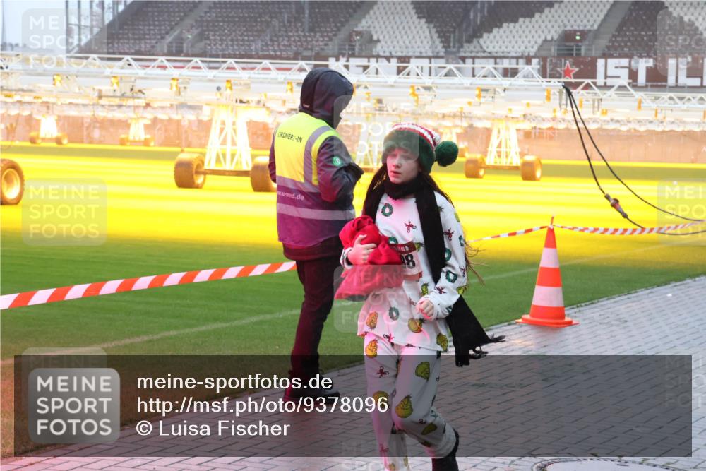 07.12.2025 - St. Pauli X-Mass-Run No. 15 Luisa Fischer http://msf.ph/oto/9378096 07.12.2025 11:09:22 Ziel 15, 98, 44, 51, 335, 338, 341, 495, 496, 558, 619, 1136, 1138, 1140, 1184, 1205, 1211, 1260, 1412, xxxx, 1424, 1464, 1491, 1502, 1511, 1574, 1625, 2070, 2259, 2879, 2893, 2898, 4471, 4584, 4819, 4830 meine-sportfotos.de