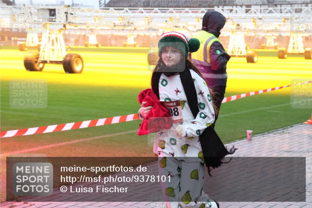 07.12.2025 - St. Pauli X-Mass-Run No. 15 Luisa Fischer http://msf.ph/oto/9378101 07.12.2025 11:09:22 Ziel 15, 898, 44, 51, 335, 338, 341, 495, 496, 558, 619, 1136, 1138, 1140, 1184, 1205, 1211, 1260, 1412, xxxx, 1424, 1464, 1491, 1502, 1511, 1574, 1625, 2070, 2259, 2879, 2893, 2898, 4471, 4584, 4819, 4830 meine-sportfotos.de