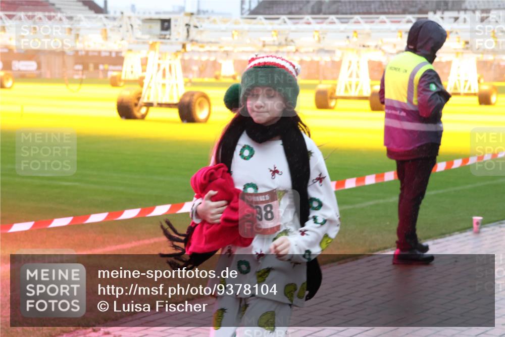 07.12.2025 - St. Pauli X-Mass-Run No. 15 Luisa Fischer http://msf.ph/oto/9378104 07.12.2025 11:09:23 Ziel 98, 44, 51, 335, 338, 341, 495, 496, 558, 619, 1110, 1136, 1138, 1140, 1205, 1211, 1260, 1412, xxxx, 1424, 1464, 1491, 1502, 1511, 1574, 1625, 2070, 2259, 2879, 2893, 2898, 4471, 4584, 4819, 4830 meine-sportfotos.de