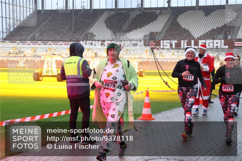 07.12.2025 - St. Pauli X-Mass-Run No. 15 Luisa Fischer http://msf.ph/oto/9378118 07.12.2025 11:09:25 Ziel 15, 2879, 1511, 330, 2070, 44, 51, 335, 338, 341, 495, 496, 558, 619, 1110, 1136, 1138, 1140, 1205, 1211, 1260, 1412, xxxx, 1464, 1502, 1511, 1574, 2070, 2879, 2893, 2898, 4471, 4584, 4819, 4830 meine-sportfotos.de