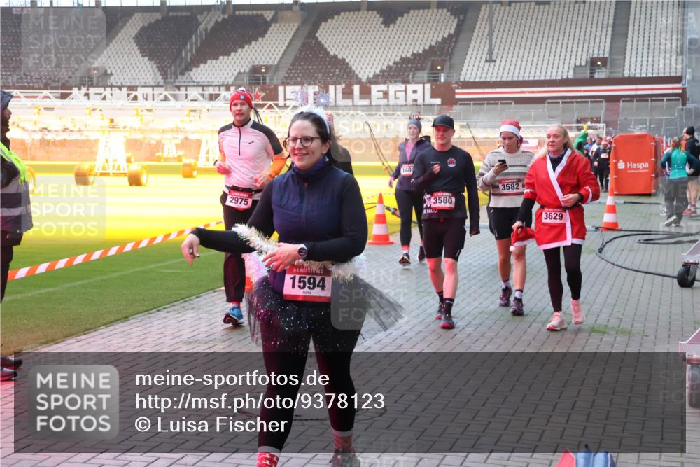 07.12.2025 - St. Pauli X-Mass-Run No. 15 Luisa Fischer http://msf.ph/oto/9378123 07.12.2025 10:03:47 Ziel 2975, 1594, 1484, 3580, 3582, 3629, 177, 213, 214, 358, 442, 443, 460, 885, 936, 940, 943, 956, 963, 965, 984, 1023, 1118, 1263, 1264, 1484, 1486, 1506, 1594, 1888, 2002, 2380, 2505, 2682, 2973, 2975, 3284, 3334, 3417, 4193, 4239, 4660, 4667, 4679, 4680 meine-sportfotos.de