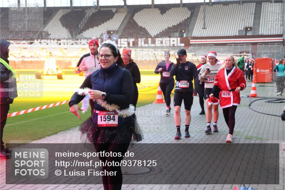 07.12.2025 - St. Pauli X-Mass-Run No. 15 Luisa Fischer http://msf.ph/oto/9378125 07.12.2025 10:03:47 Ziel 15, 1594, 1484, 3580, 358, 3629, 177, 213, 214, 358, 442, 443, 460, 885, 936, 940, 943, 956, 963, 965, 984, 1023, 1118, 1263, 1264, 1484, 1486, 1506, 1594, 1888, 2002, 2380, 2505, 2682, 2973, 2975, 3284, 3334, 3417, 4193, 4239, 4660, 4667, 4679, 4680 meine-sportfotos.de
