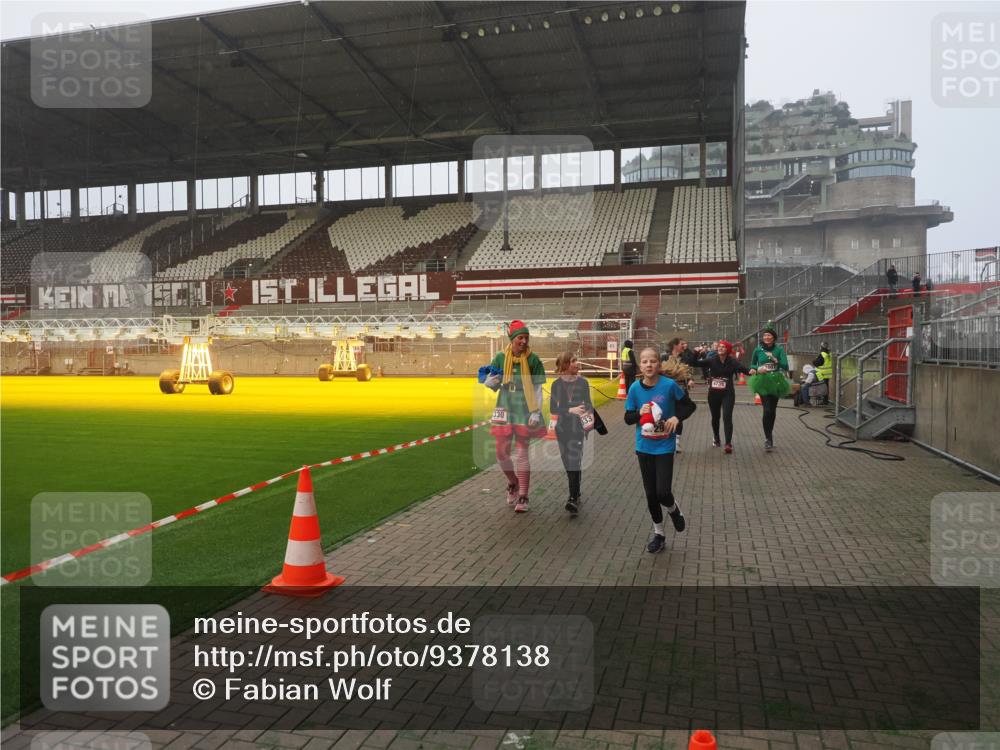 07.12.2025 - St. Pauli X-Mass-Run No. 15 Fabian Wolf http://msf.ph/oto/9378138 07.12.2025 10:06:46 Ziel 150, 217, 867, 1007, 1103, 2129, 3189, 3330, 3333, 3970, 3971, 4735, 4738 meine-sportfotos.de