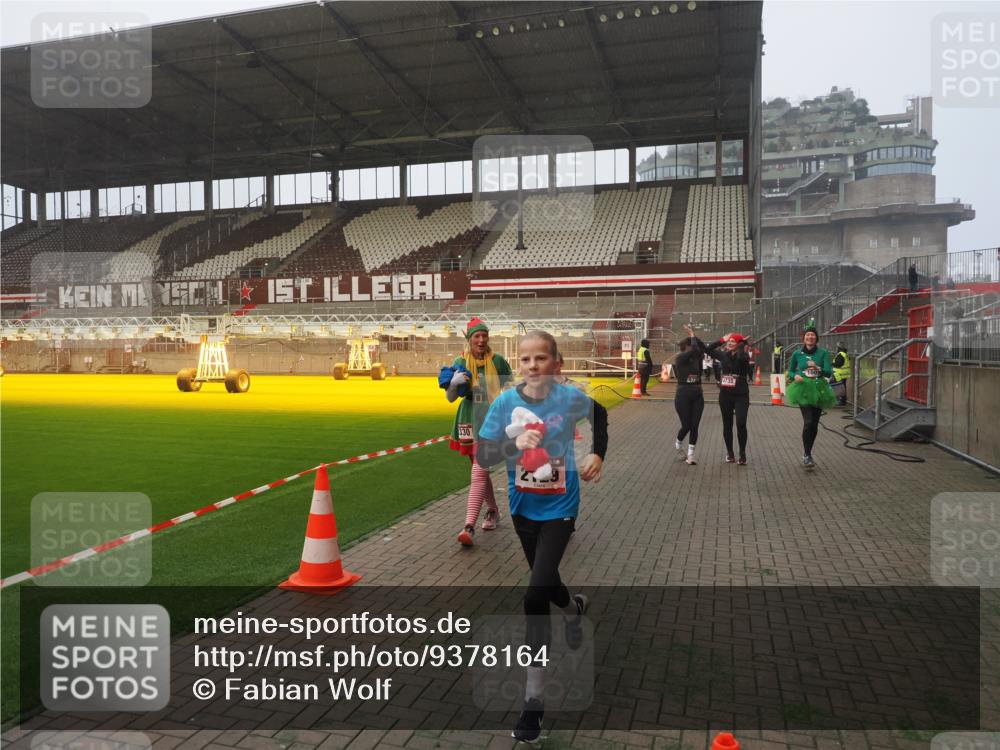 07.12.2025 - St. Pauli X-Mass-Run No. 15 Fabian Wolf http://msf.ph/oto/9378164 07.12.2025 10:06:47 Ziel 150, 217, 867, 1007, 1103, 1505, 2129, 3189, 3330, 3333, 3970, 3971, 4735, 4738 meine-sportfotos.de