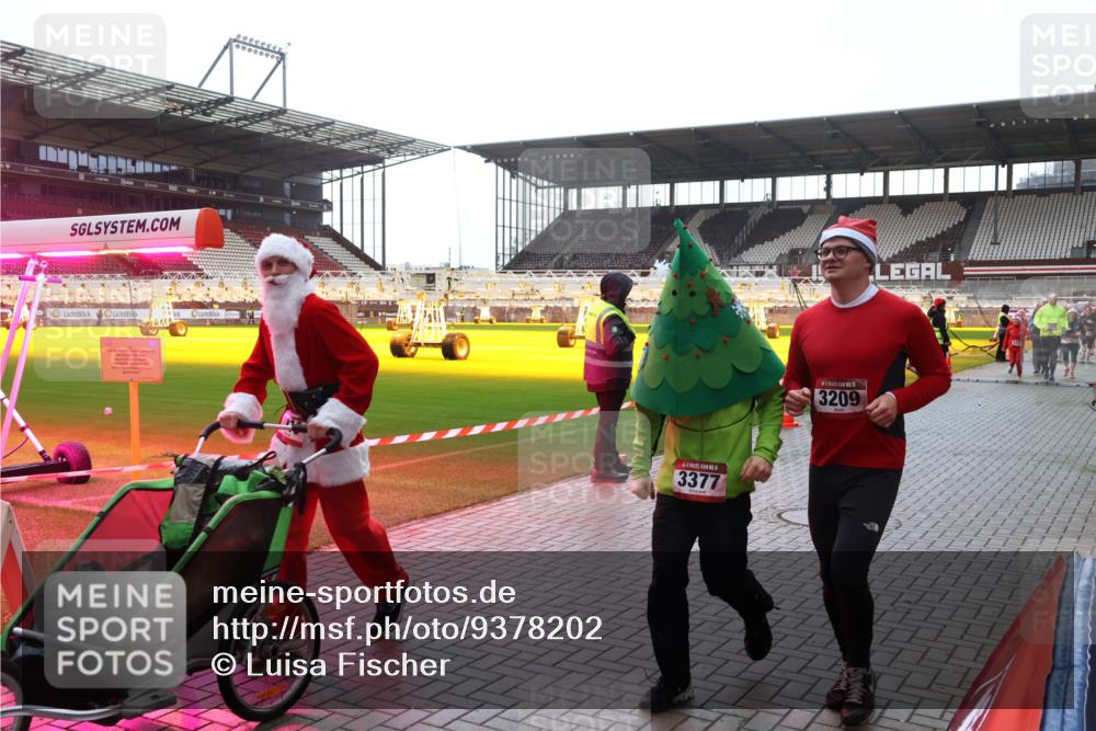 07.12.2025 - St. Pauli X-Mass-Run No. 15 Luisa Fischer http://msf.ph/oto/9378202 07.12.2025 10:29:10 Ziel 5, 3377, 3209, 412, 1095, 1308, 1330, 1566, 2046, 2051, 2397, 2526, 2723, 2874, 2912, 2913, 3209, 3218, 3377, 3454, 3472, 3669, 4037, 4073, 4250, 4265, 4291, 4355, 4388, 4414, 4446, 4449, 4450, 4543, 4544, 4698, 4702, 4707 meine-sportfotos.de