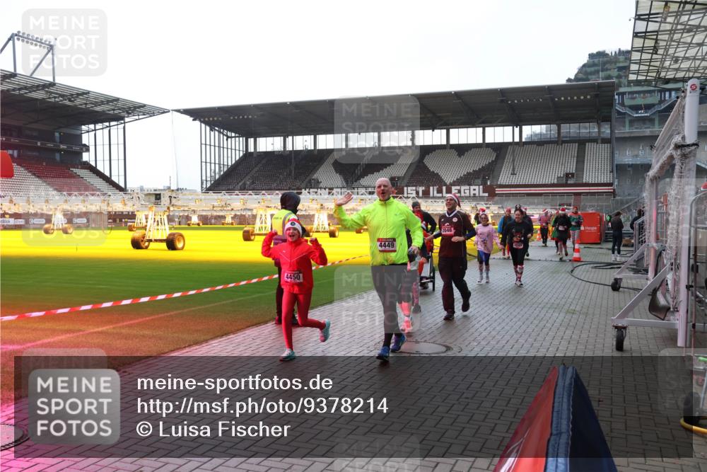 07.12.2025 - St. Pauli X-Mass-Run No. 15 Luisa Fischer http://msf.ph/oto/9378214 07.12.2025 10:29:17 Ziel 4450, 4449, 2046, 4543, 161, 165, 412, 1095, 1308, 1330, 1566, 2046, 2051, 2397, 2874, 2912, 2913, 3209, 3218, 3299, 3377, 3669, 3938, 3942, 4037, 4073, 4250, 4265, 4291, 4355, 4388, 4414, 4446, 4449, 4450, 4543, 4544 meine-sportfotos.de