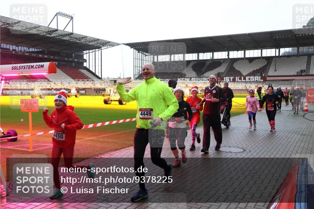 07.12.2025 - St. Pauli X-Mass-Run No. 15 Luisa Fischer http://msf.ph/oto/9378225 07.12.2025 10:29:19 Ziel 4, 4450, 4449, 051, 2046, 4543, 161, 165, 412, 1095, 1308, 1330, 1566, 2046, 2051, 2397, 2874, 2912, 2913, 3209, 3218, 3299, 3377, 3669, 3938, 3942, 4037, 4073, 4250, 4265, 4291, 4355, 4388, 4414, 4446, 4449, 4450, 4543, 4544 meine-sportfotos.de