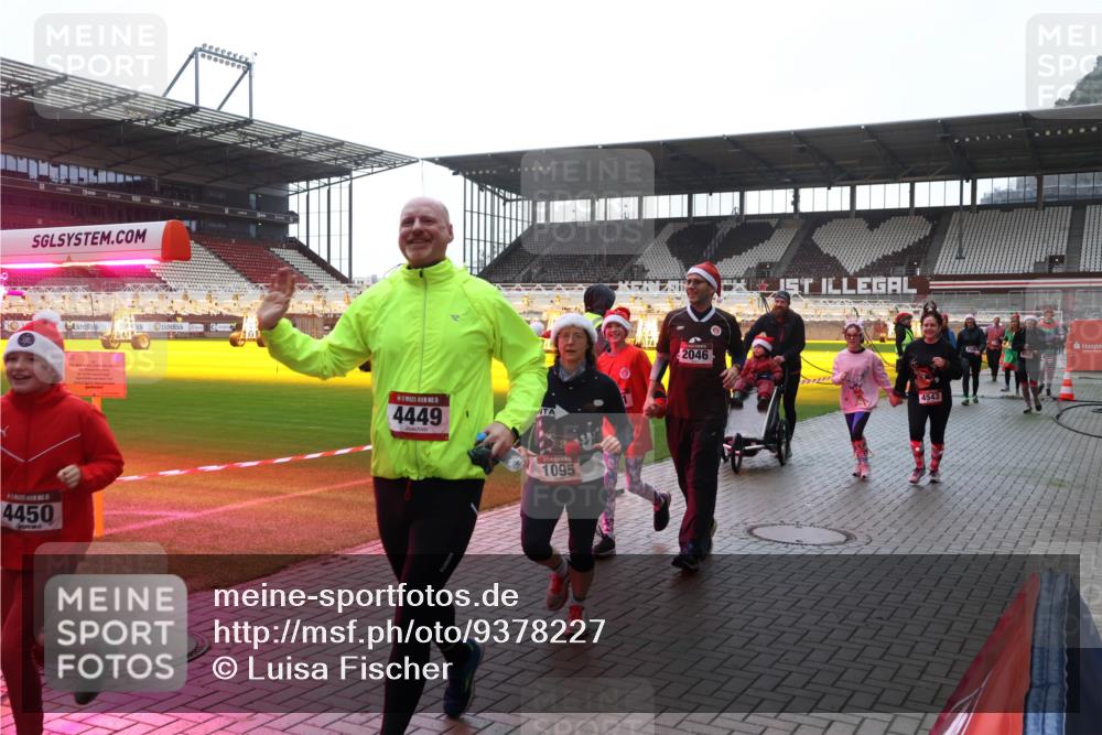 07.12.2025 - St. Pauli X-Mass-Run No. 15 Luisa Fischer http://msf.ph/oto/9378227 07.12.2025 10:29:19 Ziel 4450, 4449, 1095, 2046, 4543, 161, 165, 412, 1095, 1308, 1330, 1566, 2046, 2051, 2397, 2874, 2912, 2913, 3209, 3218, 3299, 3377, 3669, 3938, 3942, 4037, 4073, 4250, 4265, 4291, 4355, 4388, 4414, 4446, 4449, 4450, 4543, 4544 meine-sportfotos.de