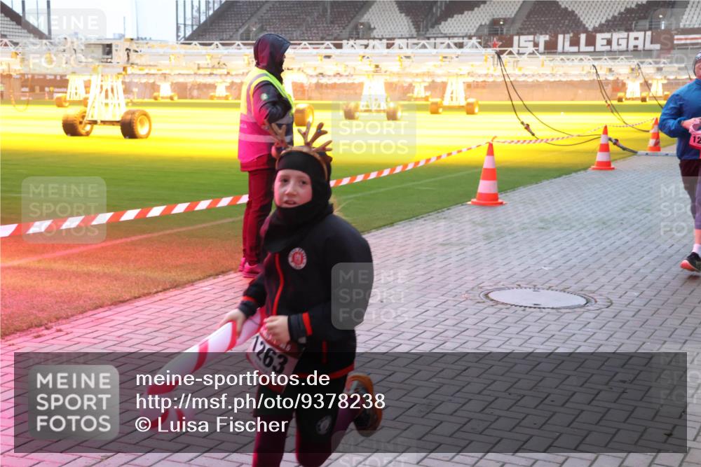 07.12.2025 - St. Pauli X-Mass-Run No. 15 Luisa Fischer http://msf.ph/oto/9378238 07.12.2025 10:04:01 Ziel 1263, 12, 185, 213, 214, 358, 399, 460, 940, 963, 965, 984, 1023, 1118, 1263, 1264, 1307, 1394, 1425, 1484, 1486, 1506, 1594, 1888, 2002, 2366, 2380, 2682, 2973, 2975, 3334, 3337, 3519, 3734, 4151, 4193, 4239, 4660, 4667, 4679, 4680 meine-sportfotos.de