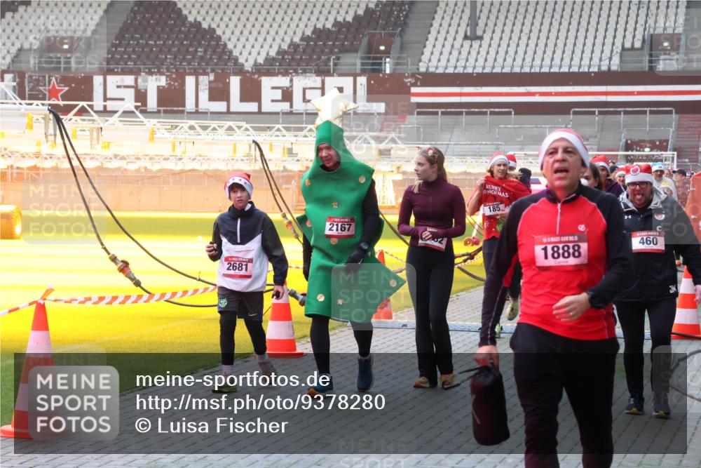 07.12.2025 - St. Pauli X-Mass-Run No. 15 Luisa Fischer http://msf.ph/oto/9378280 07.12.2025 10:04:09 Ziel 2681, 2167, 2, 185, 1888, 460, 185, 213, 214, 358, 399, 460, 626, 628, 709, 940, 965, 984, 1023, 1027, 1028, 1263, 1264, 1307, 1394, 1425, 1484, 1486, 1506, 1888, 1906, 2002, 2110, 2112, 2366, 2380, 2682, 2973, 2975, 3198, 3334, 3337, 3340, 3359, 3519, 3734, 4151, 4193, 4239, 4660, 4667, 4679, 4680 meine-sportfotos.de
