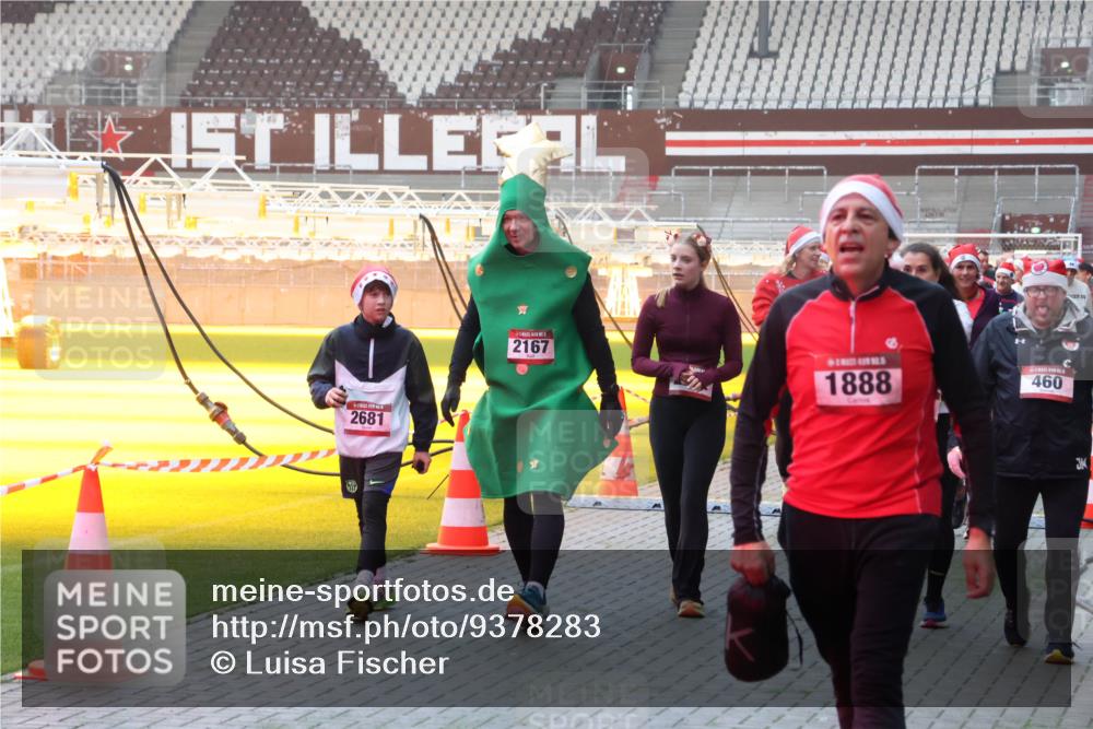 07.12.2025 - St. Pauli X-Mass-Run No. 15 Luisa Fischer http://msf.ph/oto/9378283 07.12.2025 10:04:09 Ziel 2681, 2167, 1888, 460, 185, 213, 214, 358, 399, 460, 626, 628, 709, 940, 965, 984, 1023, 1027, 1028, 1263, 1264, 1307, 1394, 1425, 1484, 1486, 1506, 1888, 1906, 2002, 2110, 2112, 2366, 2380, 2682, 2973, 2975, 3198, 3334, 3337, 3340, 3359, 3519, 3734, 4151, 4193, 4239, 4660, 4667, 4679, 4680 meine-sportfotos.de