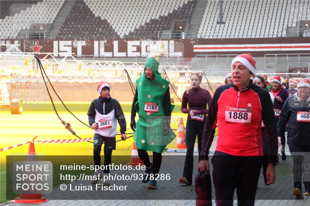 07.12.2025 - St. Pauli X-Mass-Run No. 15 Luisa Fischer http://msf.ph/oto/9378286 07.12.2025 10:04:09 Ziel 2681, 2167, 34, 460, 082, 1888, 185, 213, 214, 358, 399, 460, 626, 628, 709, 940, 965, 984, 1023, 1027, 1028, 1263, 1264, 1307, 1394, 1425, 1484, 1486, 1506, 1888, 1906, 2002, 2110, 2112, 2366, 2380, 2682, 2973, 2975, 3198, 3334, 3337, 3340, 3359, 3519, 3734, 4151, 4193, 4239, 4660, 4667, 4679, 4680 meine-sportfotos.de