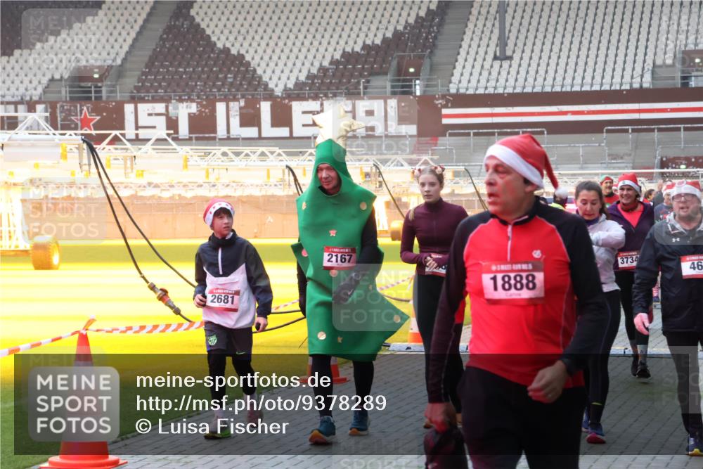 07.12.2025 - St. Pauli X-Mass-Run No. 15 Luisa Fischer http://msf.ph/oto/9378289 07.12.2025 10:04:10 Ziel 2681, 2167, 1888, 3734, 46, 185, 213, 214, 358, 399, 626, 628, 709, 940, 965, 984, 1023, 1027, 1028, 1263, 1264, 1307, 1394, 1425, 1484, 1486, 1506, 1888, 1906, 2002, 2110, 2112, 2366, 2380, 2973, 2975, 3198, 3334, 3337, 3340, 3359, 3519, 3734, 4151, 4193, 4239, 4660, 4667, 4679, 4680 meine-sportfotos.de