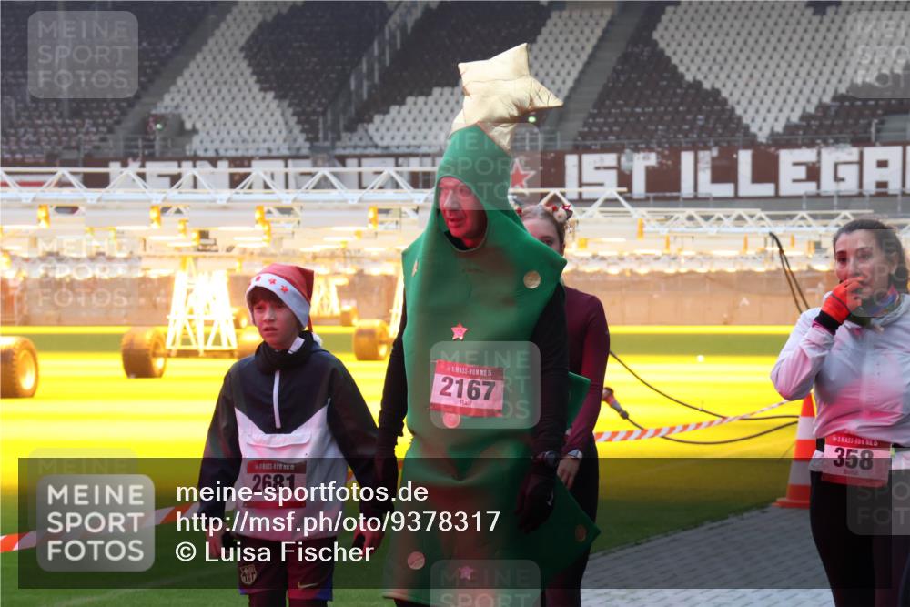 07.12.2025 - St. Pauli X-Mass-Run No. 15 Luisa Fischer http://msf.ph/oto/9378317 07.12.2025 10:04:15 Ziel 15, 2681, 15, 2167, 358, 185, 213, 214, 358, 399, 626, 628, 709, 940, 984, 1023, 1027, 1028, 1263, 1264, 1307, 1394, 1425, 1484, 1486, 1506, 1888, 1906, 2002, 2110, 2112, 2366, 2380, 3198, 3334, 3337, 3340, 3359, 3519, 3734, 4151, 4193, 4239, 4660, 4667, 4679, 4680 meine-sportfotos.de