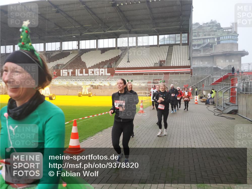07.12.2025 - St. Pauli X-Mass-Run No. 15 Fabian Wolf http://msf.ph/oto/9378320 07.12.2025 10:06:54 Ziel 217, 366, 867, 972, 975, 1007, 1103, 1505, 1735, 1736, 2129, 3189, 3330, 3333, 4354, 4735, 4738 meine-sportfotos.de