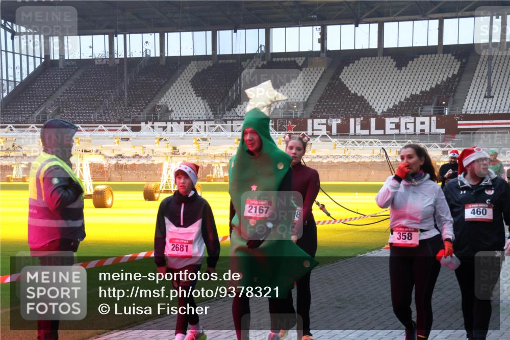 07.12.2025 - St. Pauli X-Mass-Run No. 15 Luisa Fischer http://msf.ph/oto/9378321 07.12.2025 10:04:15 Ziel 2681, 2167, 8, 358, 460, 185, 213, 214, 358, 399, 626, 628, 709, 940, 984, 1023, 1027, 1028, 1263, 1264, 1307, 1394, 1425, 1484, 1486, 1506, 1888, 1906, 2002, 2110, 2112, 2366, 2380, 3198, 3334, 3337, 3340, 3359, 3519, 3734, 4151, 4193, 4239, 4660, 4667, 4679, 4680 meine-sportfotos.de