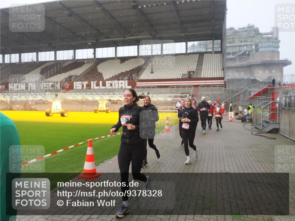 07.12.2025 - St. Pauli X-Mass-Run No. 15 Fabian Wolf http://msf.ph/oto/9378328 07.12.2025 10:06:55 Ziel 217, 366, 867, 972, 975, 1007, 1103, 1505, 1735, 1736, 2129, 3189, 3330, 3333, 4354, 4735, 4738 meine-sportfotos.de