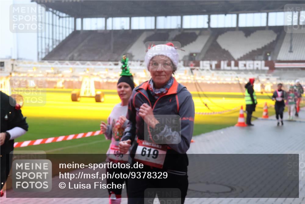 07.12.2025 - St. Pauli X-Mass-Run No. 15 Luisa Fischer http://msf.ph/oto/9378329 07.12.2025 11:09:32 Ziel 496, 619, 44, 51, 335, 338, 341, 495, 496, 558, 619, 1110, 1136, 1138, 1140, 1205, 1211, 1260, 1412, xxxx, 1463, 1464, 1477, 1502, 1511, 1574, 1641, 2070, 2879, 2898, 4471 meine-sportfotos.de