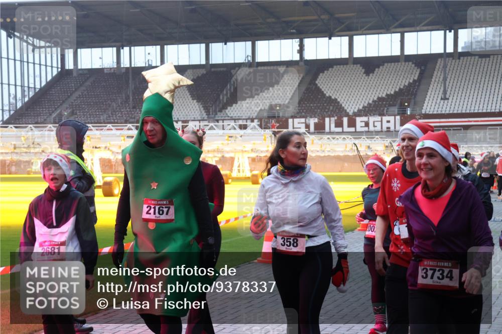 07.12.2025 - St. Pauli X-Mass-Run No. 15 Luisa Fischer http://msf.ph/oto/9378337 07.12.2025 10:04:17 Ziel 2681, 15, 2167, 358, 00, 15, 3734, 185, 213, 214, 358, 399, 626, 628, 709, 940, 984, 1023, 1027, 1028, 1263, 1264, 1307, 1394, 1425, 1484, 1486, 1506, 1888, 1906, 2002, 2110, 2112, 2366, 2380, 3198, 3334, 3337, 3340, 3359, 3519, 3734, 4151, 4193, 4239, 4660, 4667, 4679, 4680 meine-sportfotos.de