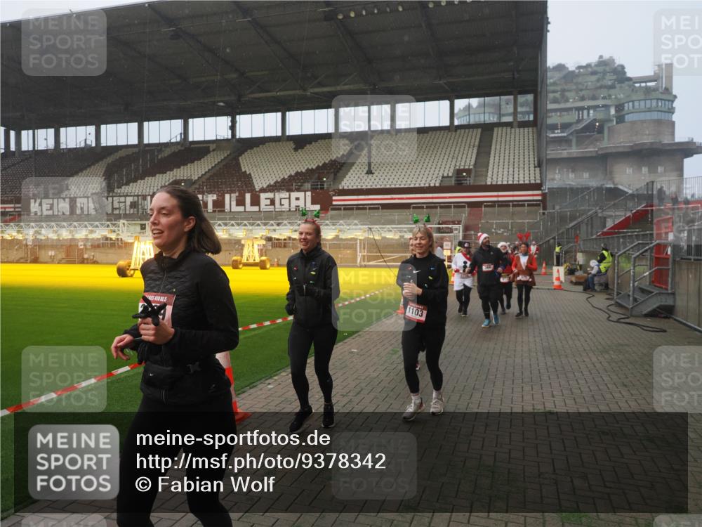 07.12.2025 - St. Pauli X-Mass-Run No. 15 Fabian Wolf http://msf.ph/oto/9378342 07.12.2025 10:06:55 Ziel 217, 366, 867, 972, 975, 1007, 1103, 1505, 1735, 1736, 2129, 3189, 3330, 3333, 4354, 4735, 4738 meine-sportfotos.de
