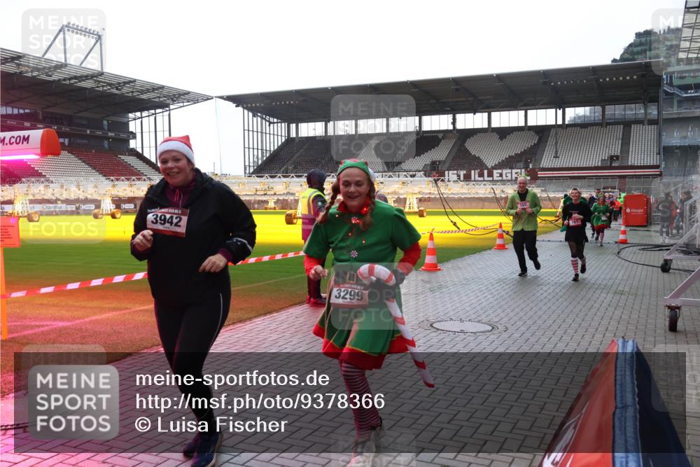 07.12.2025 - St. Pauli X-Mass-Run No. 15 Luisa Fischer http://msf.ph/oto/9378366 07.12.2025 10:29:44 Ziel 3942, 3299, 161, 165, 450, 458, 1039, 1198, 1201, 1204, 1209, 1308, 1330, 1373, 1548, 1550, 1566, 1677, 1842, 2001, 2397, 2874, 3080, 3115, 3299, 3468, 3469, 3470, 3669, 3938, 3942, 4007, 4009, 4073, 4126, 4264, 4265, 4266, 4291, 4293, 4296, 4440, 4446, 4531, 4543, 4544, 4695 meine-sportfotos.de