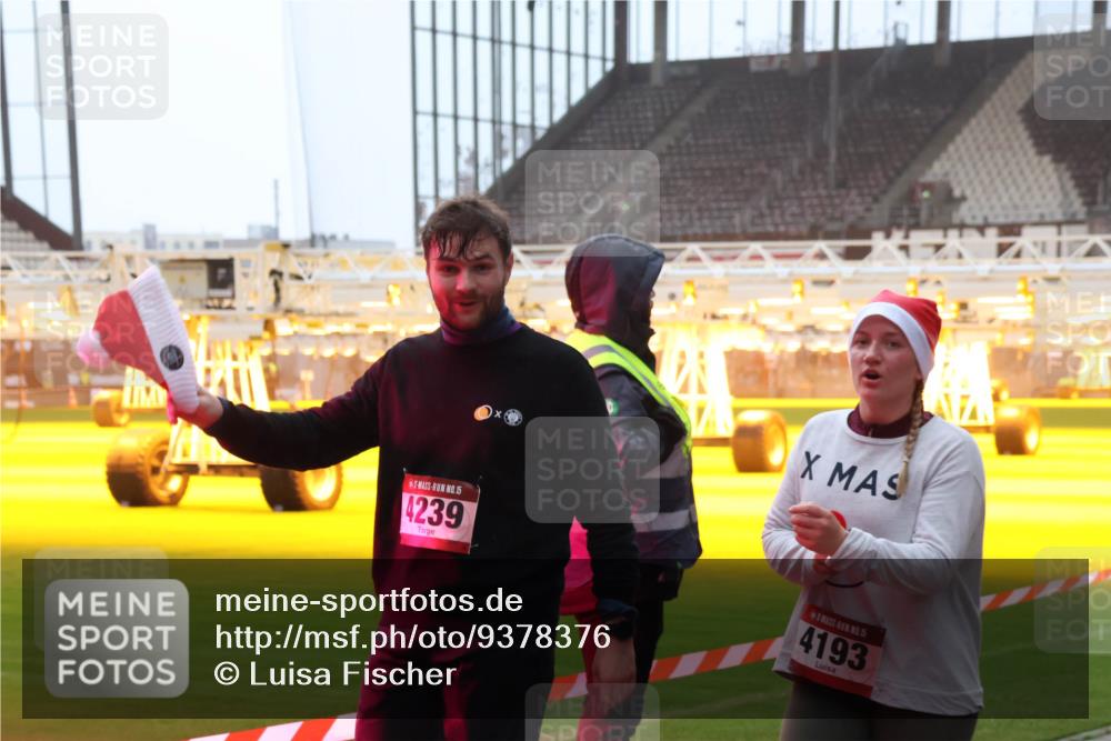 07.12.2025 - St. Pauli X-Mass-Run No. 15 Luisa Fischer http://msf.ph/oto/9378376 07.12.2025 10:04:29 Ziel 15, 4239, 15, 4193, 113, 185, 213, 214, 399, 626, 628, 709, 940, 1023, 1027, 1028, 1263, 1264, 1291, 1302, 1307, 1394, 1425, 1506, 1712, 1738, 1906, 2002, 2110, 2112, 2366, 2380, 2454, 3188, 3198, 3334, 3337, 3340, 3359, 3519, 3734, 4151, 4660, 4667, 4679, 4680 meine-sportfotos.de