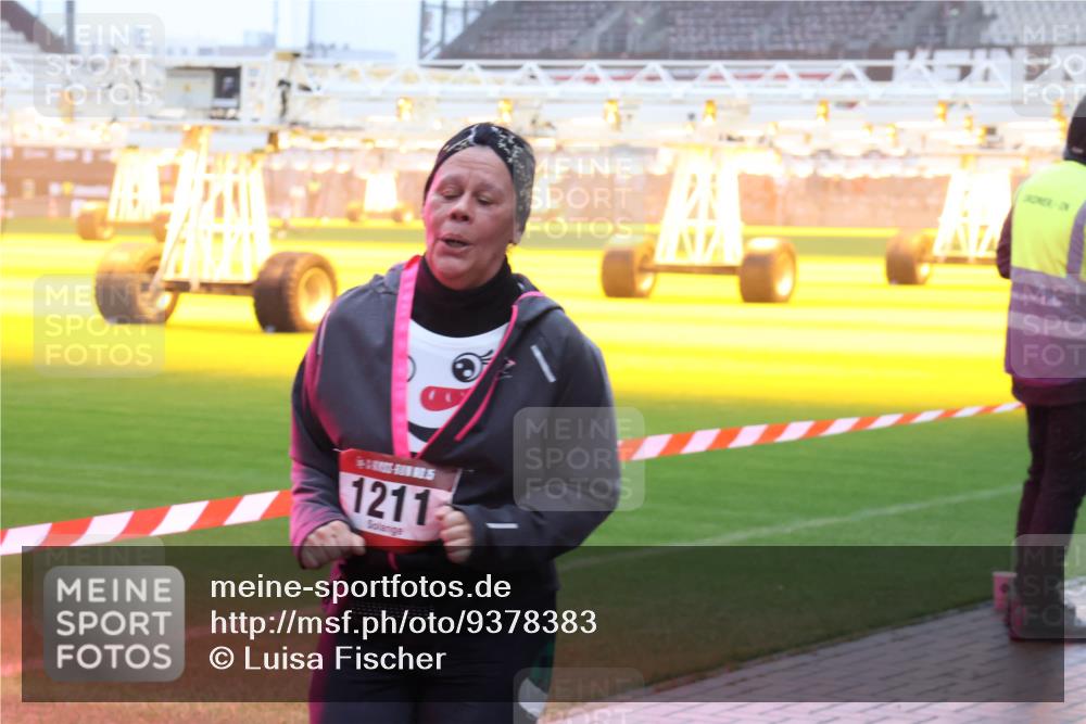 07.12.2025 - St. Pauli X-Mass-Run No. 15 Luisa Fischer http://msf.ph/oto/9378383 07.12.2025 11:09:39 Ziel 1211, 44, 51, 59, 266, 330, 335, 338, 341, 495, 496, 558, 619, 971, 1084, 1110, 1136, 1138, 1140, 1205, 1211, 1260, 1463, 1477, 1502, 1511, 1574, 1641, 1851, 1870, 1945, 1974, 2042, 2070, 2879, 2898, 3151, 4190, 4191 meine-sportfotos.de