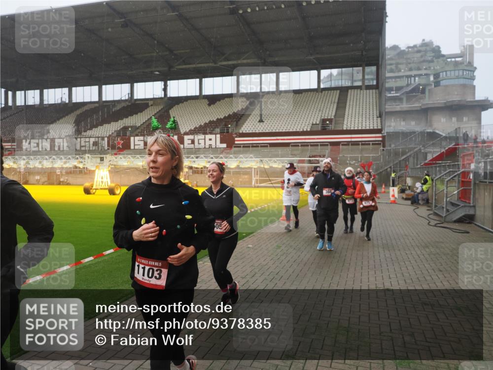 07.12.2025 - St. Pauli X-Mass-Run No. 15 Fabian Wolf http://msf.ph/oto/9378385 07.12.2025 10:06:56 Ziel 217, 366, 867, 972, 975, 1007, 1103, 1505, 1735, 1736, 2129, 3189, 3333, 4354, 4735, 4738 meine-sportfotos.de