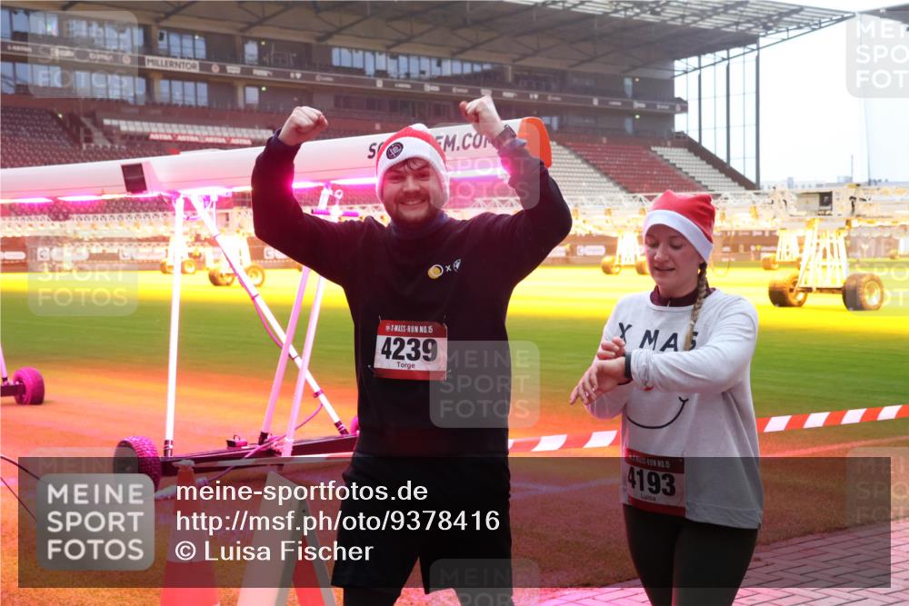 07.12.2025 - St. Pauli X-Mass-Run No. 15 Luisa Fischer http://msf.ph/oto/9378416 07.12.2025 10:04:32 Ziel 15, 4239, 15, 4193, 113, 185, 213, 399, 626, 628, 709, 1027, 1028, 1291, 1302, 1307, 1394, 1425, 1506, 1712, 1738, 1906, 2002, 2110, 2112, 2366, 2380, 2454, 3188, 3198, 3337, 3340, 3359, 3519, 3734, 4151, 4673, 4679 meine-sportfotos.de