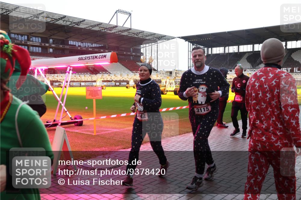 07.12.2025 - St. Pauli X-Mass-Run No. 15 Luisa Fischer http://msf.ph/oto/9378420 07.12.2025 10:29:53 Ziel 42, 3115, 3470, 161, 165, 450, 458, 1039, 1198, 1201, 1204, 1209, 1373, 1548, 1550, 1669, 1677, 1842, 2001, 2874, 2878, 3080, 3115, 3299, 3468, 3469, 3470, 3494, 3497, 3516, 3517, 3938, 3942, 4007, 4009, 4073, 4126, 4264, 4266, 4293, 4296, 4440, 4472, 4476, 4531, 4695 meine-sportfotos.de